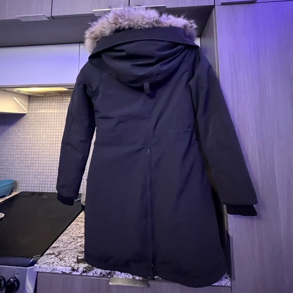 New/barely used Canada Goose Parka perfect for the winter. - Picture 3 of 5